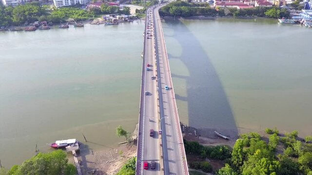 Flythrough of Tanjung Lumpur across Kuantan River.