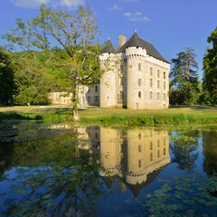 Fototapeta na wymiar Carré du Château de Campagne (24260) et son reflet dans le Périgord, département de la Dordogne en région Nouvelle-Aquitaine, France