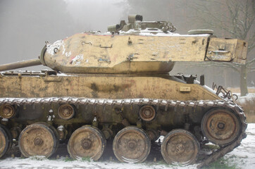 Ein alter Panzer mit etwas Schnee bedeckt 
