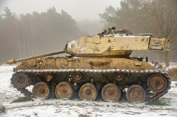Ein alter Panzer im Schnee