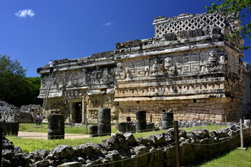 Obraz premium Paisajes y rincones de la zona arqueológica maya de Chichen Itzá, en el estado de Yucatán, en el sureste de Mexico