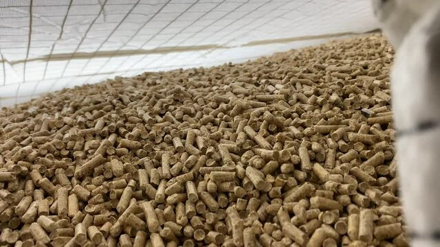 Pellets im Pelletsilo einer Pelletheizung