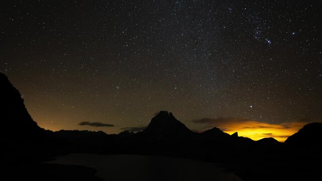 Stars time lapse in Lac d'Ayous, Pyrenees (Pirineos). Mountains timelapse.