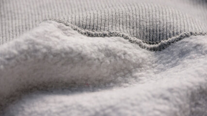 Detalle de forro interior de sudadera de algodón gris