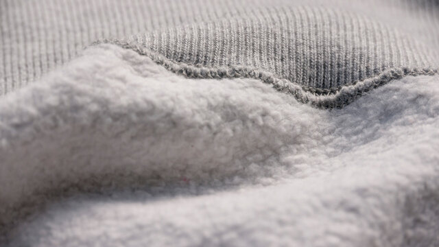 Detalle de forro interior de sudadera de algod&oacute;n gris