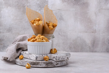 Obraz na płótnie Canvas Salted caramel popcorn in bowl