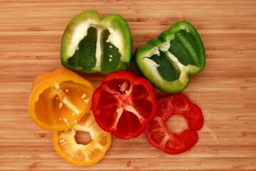 Paprika, rot, gelb, grün, halbiert