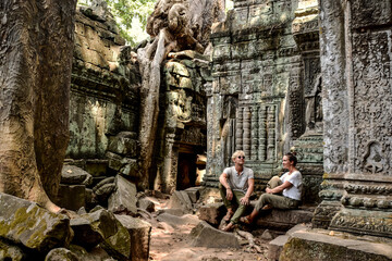 Fototapeta premium couple discovering Angkor Wat in Cambodia