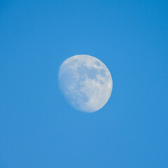 Pleine lune en plein jour -  Full moon in blue sky