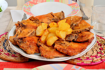 Bistecas de cerdo e batatas assadas no forno  servidas num prato