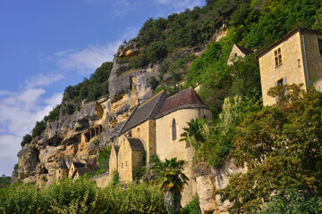 Fototapeta na wymiar Église en pierres du village de La-Roque-Gageac (24250) dans son rocher, département de la Dordogne en région Nouvelle-Aquitaine, France