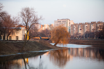 Obraz premium River in the city in early spring