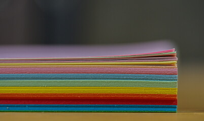 Farbiges Kopierpapier im Homeoffice