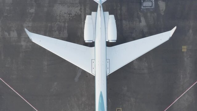 Lowering towards wings and fuselage of Gulfstream G550 private jet