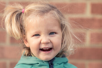 portrait petite fille deux ans