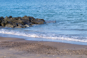 Küste mit Felsen und Sandstrand