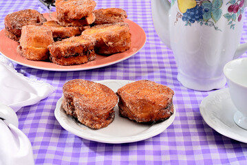 Sobremesa de Rabanadas com Cajeta fritos servidos num prato na mesa
