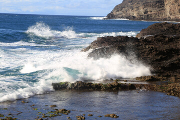 Fototapeta premium waves crashing on rocks