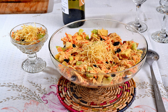 Salpic&atilde;o de frango com cenoura, uva-passa, ma&ccedil;&atilde;, sals&atilde;o e nozes