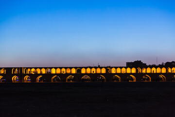 イラン　夕暮れ時のライトアップされたエスファハーンのハージュ橋