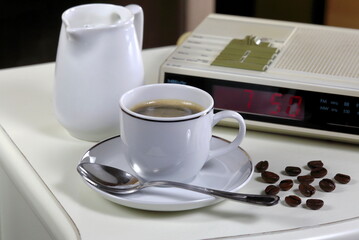 Tazzina di caffè con latte e sveglia vintage