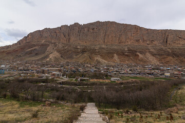 イラン　マークーの市街地と岩山