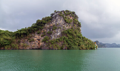 Obraz premium Ha Long Bay foggy day landscape, Vietnam