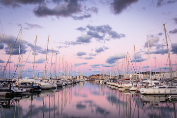 Barche e riflessi sull'acqua in Marina Dorica ad Ancona al tramonto