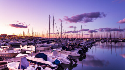 Barche e riflessi sull'acqua in Marina Dorica ad Ancona al tramonto