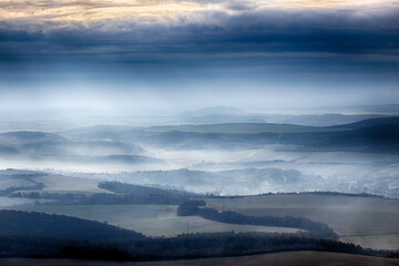 Landschaft und aussicht auf den Bergen in Winter