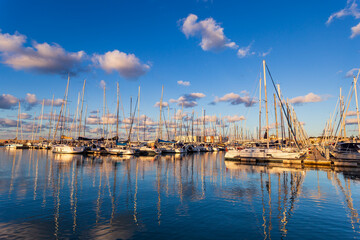 Fototapeta na wymiar Barche e riflessi sull'acqua in Marina Dorica ad Ancona al tramonto