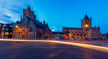 Naklejka premium Arch of the Christ Church Cathedral in Dublin, Ireland at night Traffic lights through the Arch of the Christ Church Cathedral in Dublin, Ireland at night Dublinia and Christ Church Cathedral