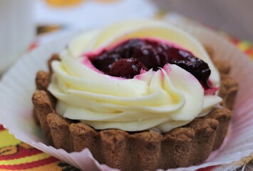 cheesecake with berries