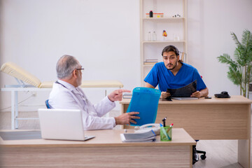 Obraz premium Two doctors working in the clinic