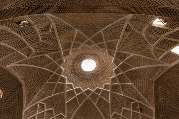 イラン　陽が差し込むタブリーズのバザールの天井