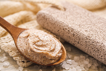 スクラブ剤と軽石　角質ケアイメージ素材