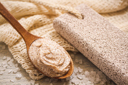 スクラブ剤と軽石　角質ケアイメージ素材