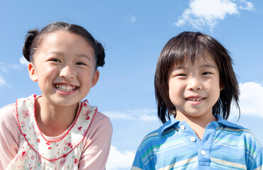 笑顔の女の子と男の子