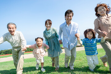手を繋ぐ三世代家族