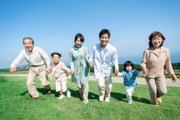 手を繋ぐ三世代家族
