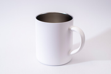 保温性のある金属製の白いマグカップ