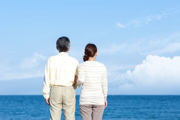 海を見つめるシニア夫婦