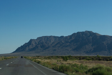 automóvil en la carretera Ciudad Juárez a Chihuahua, y montaña en chihuahua mexico 