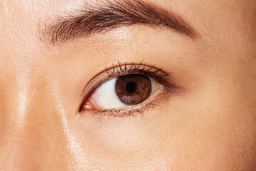 Obraz premium Woman's eye with smart contact lens biometric concept