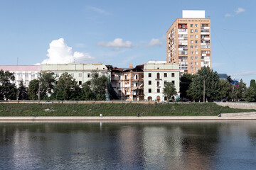 Obraz premium Destroyed house on the embankment