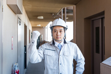 修理、点検、ヘルメット、作業着姿の男性