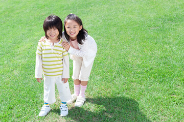 笑顔の女の子と男の子