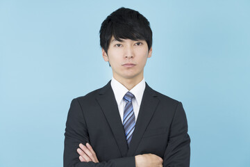 ビジネスマン　腕組み