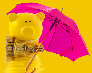 Tirelire cochonnet à l’abri d’un parapluie 