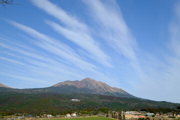 Fototapeta premium 真ん中の高千穂と晴れの空